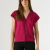 T-shirt con scollo a V e dettagli traforati