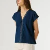 T-shirt con scollo a V e dettagli traforati T-shirt con scollo a V e dettagli traforati