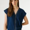 T-shirt con scollo a V e dettagli traforati T-shirt con scollo a V e dettagli traforati