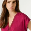 T-shirt con scollo a V e dettagli traforati