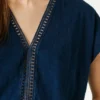 T-shirt con scollo a V e dettagli traforati T-shirt con scollo a V e dettagli traforati