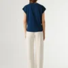 T-shirt con scollo a V e dettagli traforati T-shirt con scollo a V e dettagli traforati