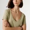 T-shirt con scollo a V e logo ricamato T-shirt con scollo a V e logo ricamato