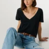 T-shirt con scollo a V e logo ricamato T-shirt con scollo a V e logo ricamato
