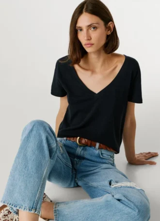 T-shirt con scollo a V e logo ricamato