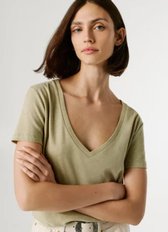 T-shirt con scollo a V e logo ricamato T-shirt con scollo a V e logo ricamato