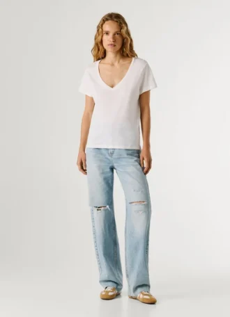 T-shirt con scollo a V e logo ricamato