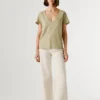 T-shirt con scollo a V e logo ricamato T-shirt con scollo a V e logo ricamato