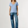 T-shirt con scollo a V e logo ricamato T-shirt con scollo a V e logo ricamato