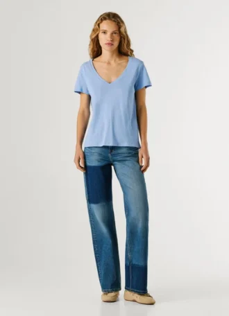 T-shirt con scollo a V e logo ricamato