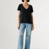 T-shirt con scollo a V e logo ricamato T-shirt con scollo a V e logo ricamato