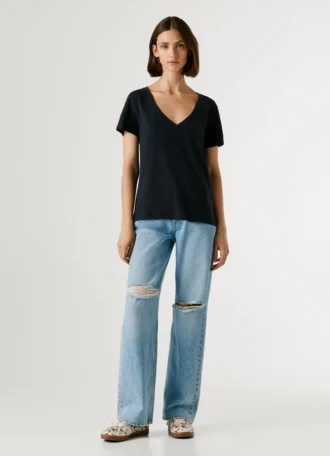 T-shirt con scollo a V e logo ricamato