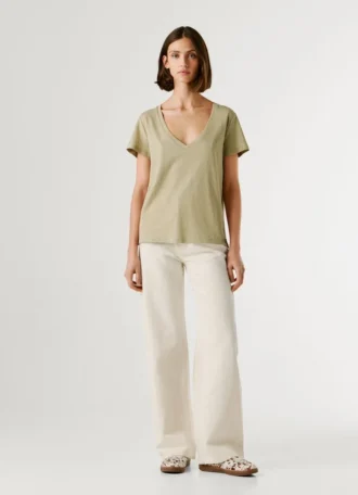 T-shirt con scollo a V e logo ricamato T-shirt con scollo a V e logo ricamato