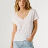 T-shirt con scollo a V e logo ricamato T-shirt con scollo a V e logo ricamato