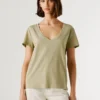 T-shirt con scollo a V e logo ricamato T-shirt con scollo a V e logo ricamato