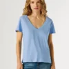 T-shirt con scollo a V e logo ricamato T-shirt con scollo a V e logo ricamato