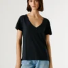 T-shirt con scollo a V e logo ricamato T-shirt con scollo a V e logo ricamato