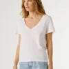 T-shirt con scollo a V e logo ricamato T-shirt con scollo a V e logo ricamato