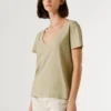 T-shirt con scollo a V e logo ricamato T-shirt con scollo a V e logo ricamato