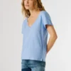 T-shirt con scollo a V e logo ricamato T-shirt con scollo a V e logo ricamato