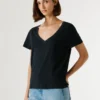T-shirt con scollo a V e logo ricamato T-shirt con scollo a V e logo ricamato