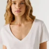 T-shirt con scollo a V e logo ricamato T-shirt con scollo a V e logo ricamato
