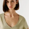 T-shirt con scollo a V e logo ricamato T-shirt con scollo a V e logo ricamato