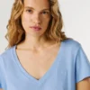 T-shirt con scollo a V e logo ricamato T-shirt con scollo a V e logo ricamato