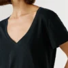 T-shirt con scollo a V e logo ricamato T-shirt con scollo a V e logo ricamato