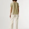 T-shirt con scollo a V e logo ricamato T-shirt con scollo a V e logo ricamato