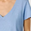 T-shirt con scollo a V e logo ricamato T-shirt con scollo a V e logo ricamato