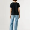 T-shirt con scollo a V e logo ricamato T-shirt con scollo a V e logo ricamato