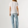 T-shirt con scollo a V e logo ricamato T-shirt con scollo a V e logo ricamato