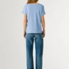 T-shirt con scollo a V e logo ricamato T-shirt con scollo a V e logo ricamato
