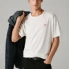 T-shirt con stampa sul retro e vestibilità comoda T-shirt con stampa sul retro e vestibilità comoda