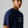 T-shirt con stampa sul retro e vestibilità comoda T-shirt con stampa sul retro e vestibilità comoda