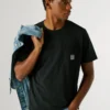 T-shirt con tasca frontale e vestibilità regolare
