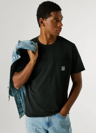 T-shirt con tasca frontale e vestibilità regolare