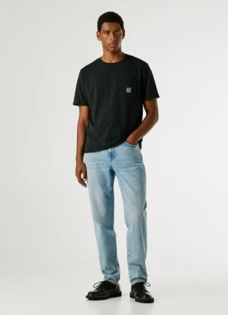 T-shirt con tasca frontale e vestibilità regolare