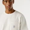 T-shirt con tasca frontale e vestibilità regolare