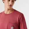 T-shirt con tasca frontale e vestibilità regolare