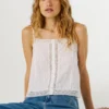 Top con spalline e dettagli traforati Top con spalline e dettagli traforati